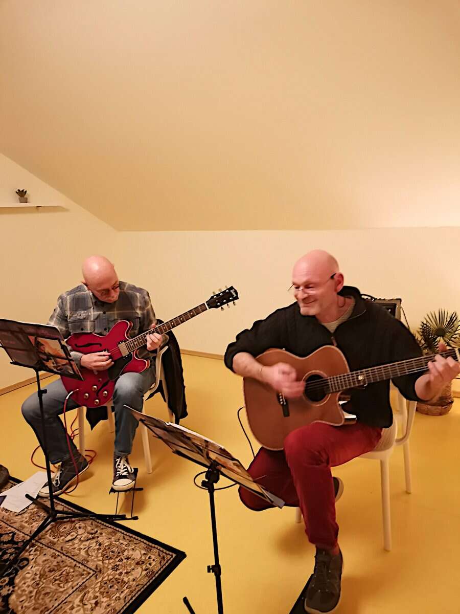 Gitarrenlehrer Fil Bertolini mit Schüler – Ortenau