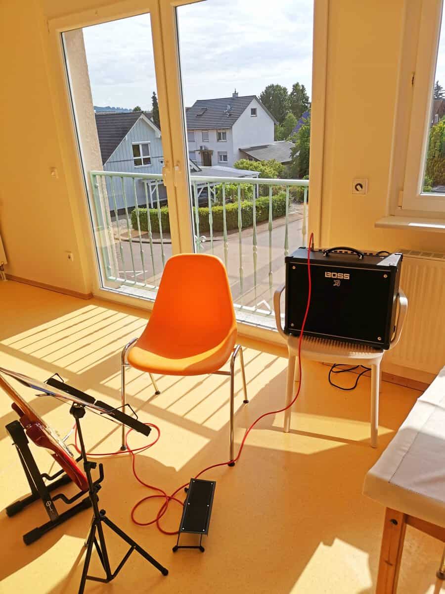Gitarrenunterricht Offenburg – Schüler beim Training im Studio